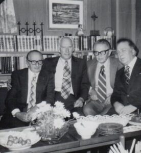 S. Santvaro namuose. Bostonas. Apie 1960 m. Iš kairės V. Alantas, S. Santvaras, B. Raila, A. Gustaitis