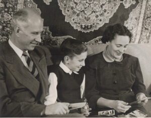 Stasys ir Alė Santvarai su sūnumi Algimantu Bostone. 1956 m.