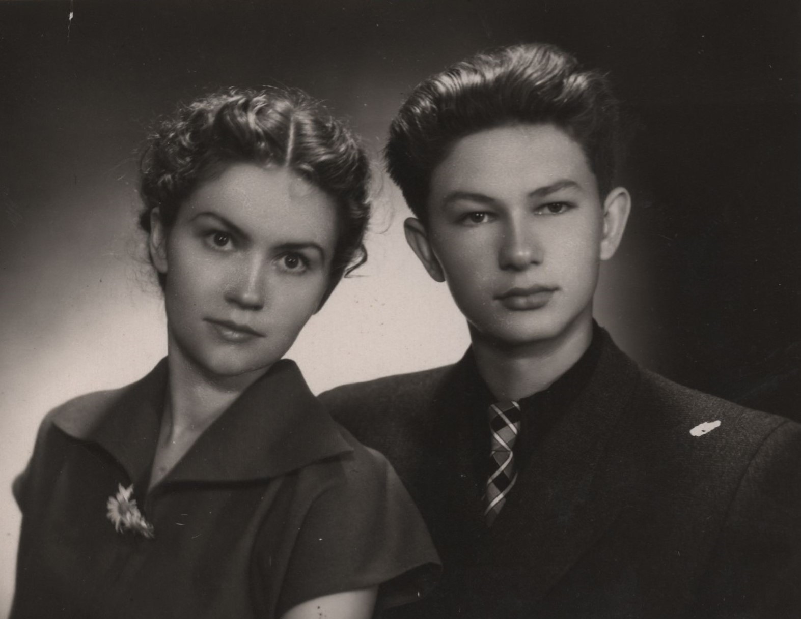 Dalia Urnevičiūtė su broliu Tadu. 1956 m. MLLM 127543
