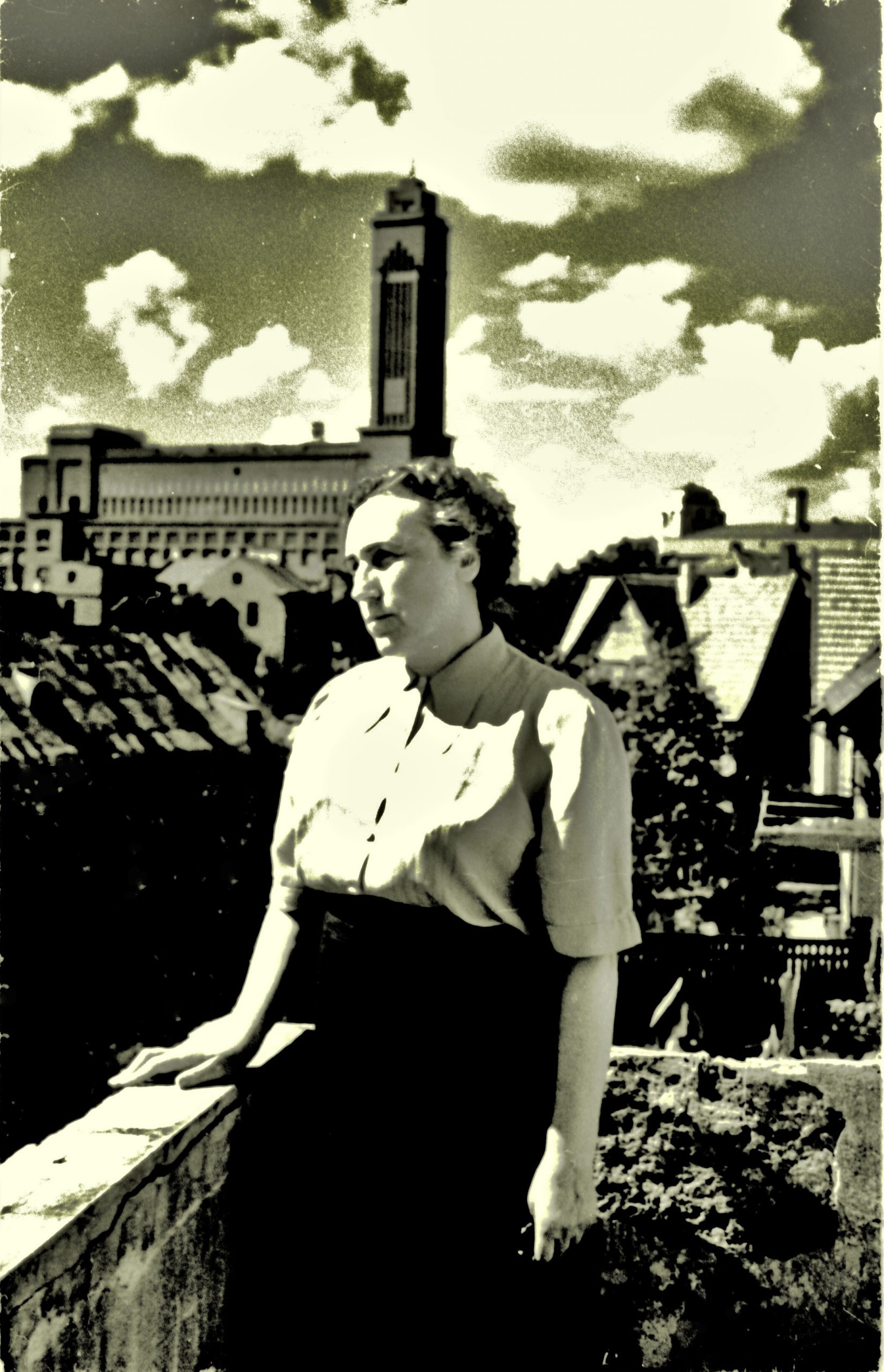 I. Simonaitytė ant Dzūkų laiptų, tolumoje matosi Radijo gamykla (dabar Prisikėlimo bažnyčia). Kaunas, 1955 m. MLLM 22027