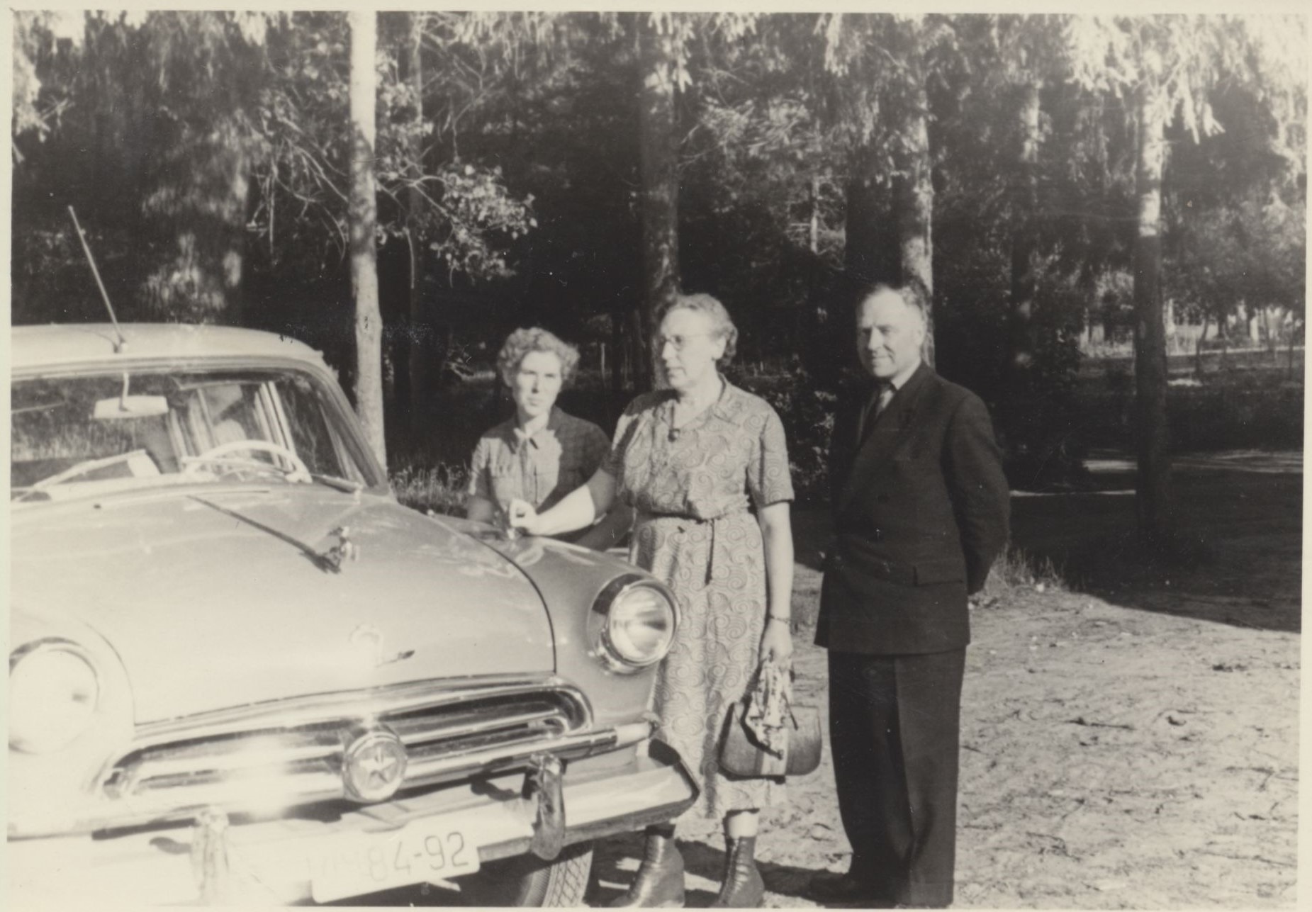I. Simonaitytė (viduryje) prie naujausios „Volga“. K. Masiliūnas ir rašytojos vairuotoja E. Urbaitienė. Birštonas, apie 1957 m. MLLM 63282