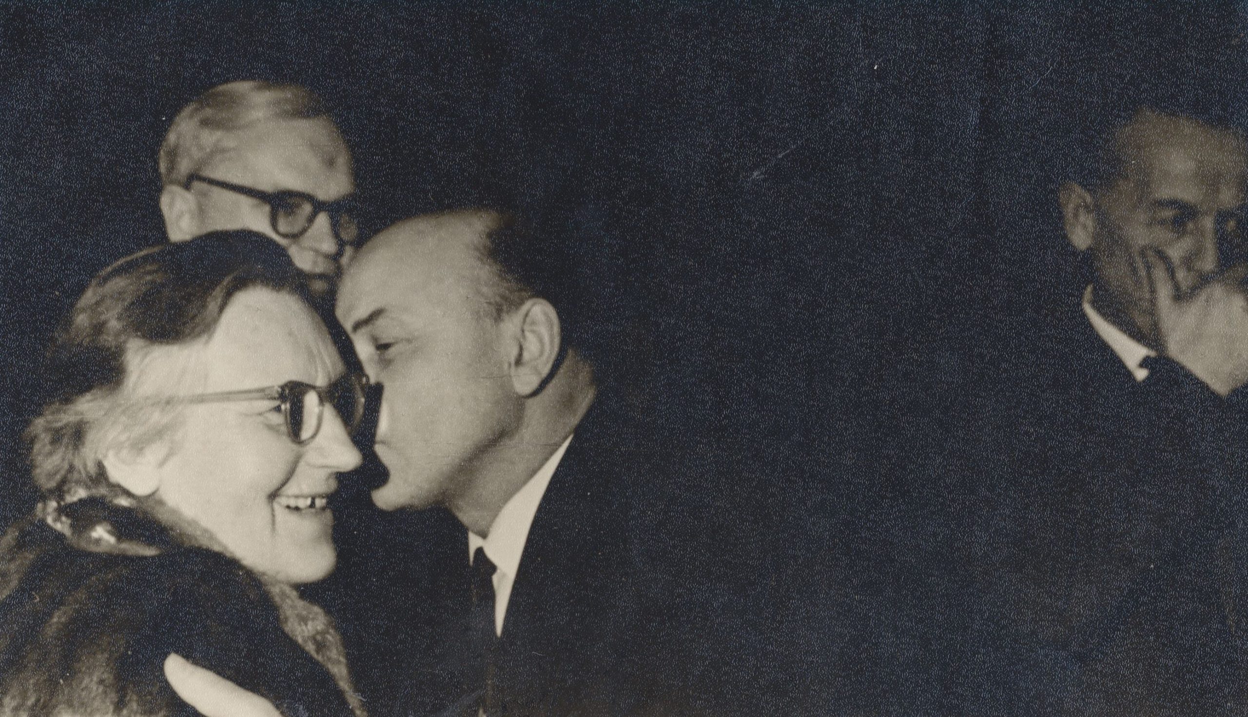 Jubiliejiniai sveikinimai I. Simonaitytei. Bučiuoja J. Baltušis, kairėje – A. Venclova, dešinėje – T. Tilvytis. Kaunas, 1957 m. MLLM 16278