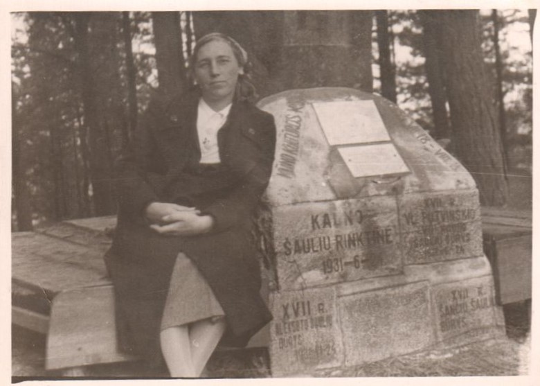 I. Simonaitytė sėdi prie aukuro-paminklinio akmens. Rambyno kalnas, 1936 m. MLLM 29261