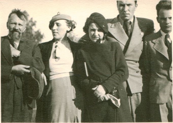 Rašytojai L. Gira, I. Simonaitytė, S. Zobarskas ir kiti iškyloje. Apie 1939 m. MLLM 97383