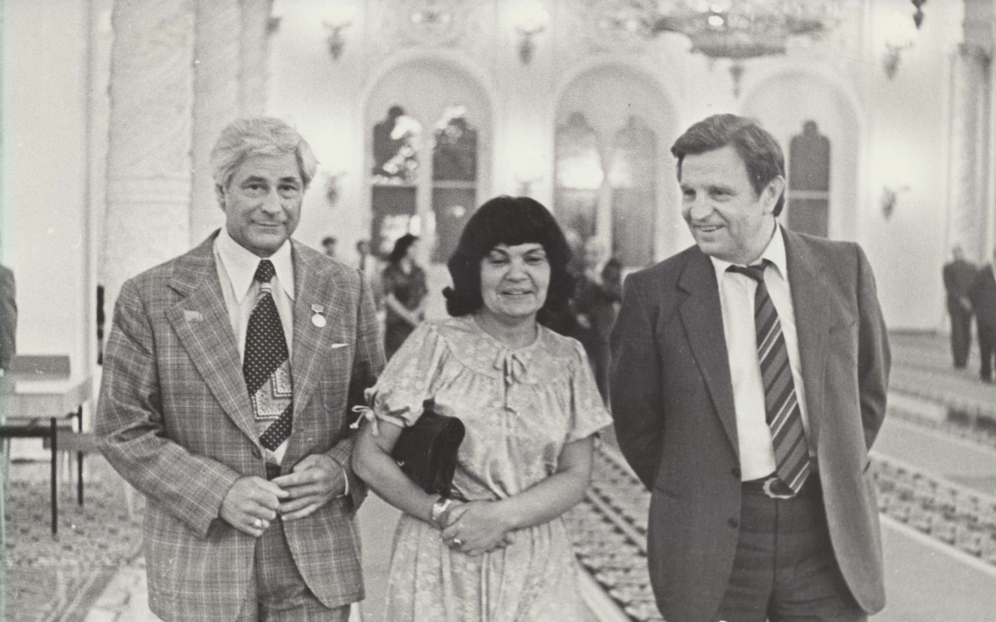 TSRS Rašytojų sąjungos VII suvažiavimas Kremliuje. Su žmona Irena ir poetu J. Marcinkevičiumi. 1981 m. liepa. N. Kočnevo nuotrauka. MLLM 76048