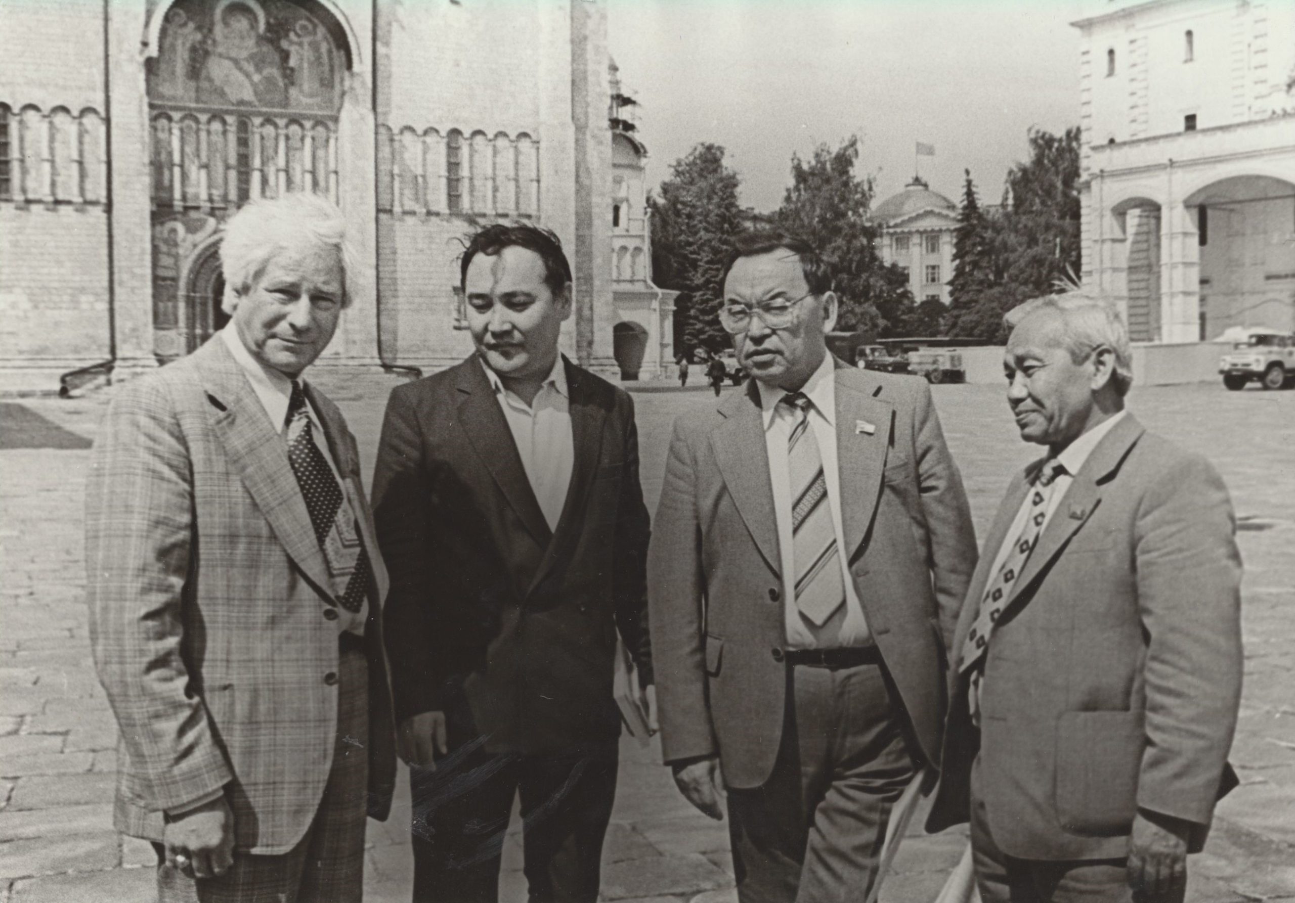 Su kazachų rašytojais VII TSRS rašytojų suvažiavime. Kremlius, 1981 m. MLLM 24800