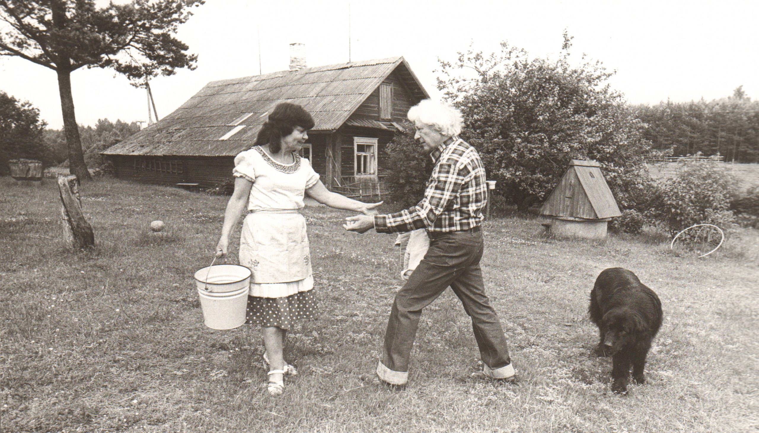 Irena ir Jonas Avyžiai su šunimi Bardu savo sodybos Prūdiškų kaime (Švenčionių raj.) kieme. 1984 m. R. Rakausko nuotrauka. MLLM 76024