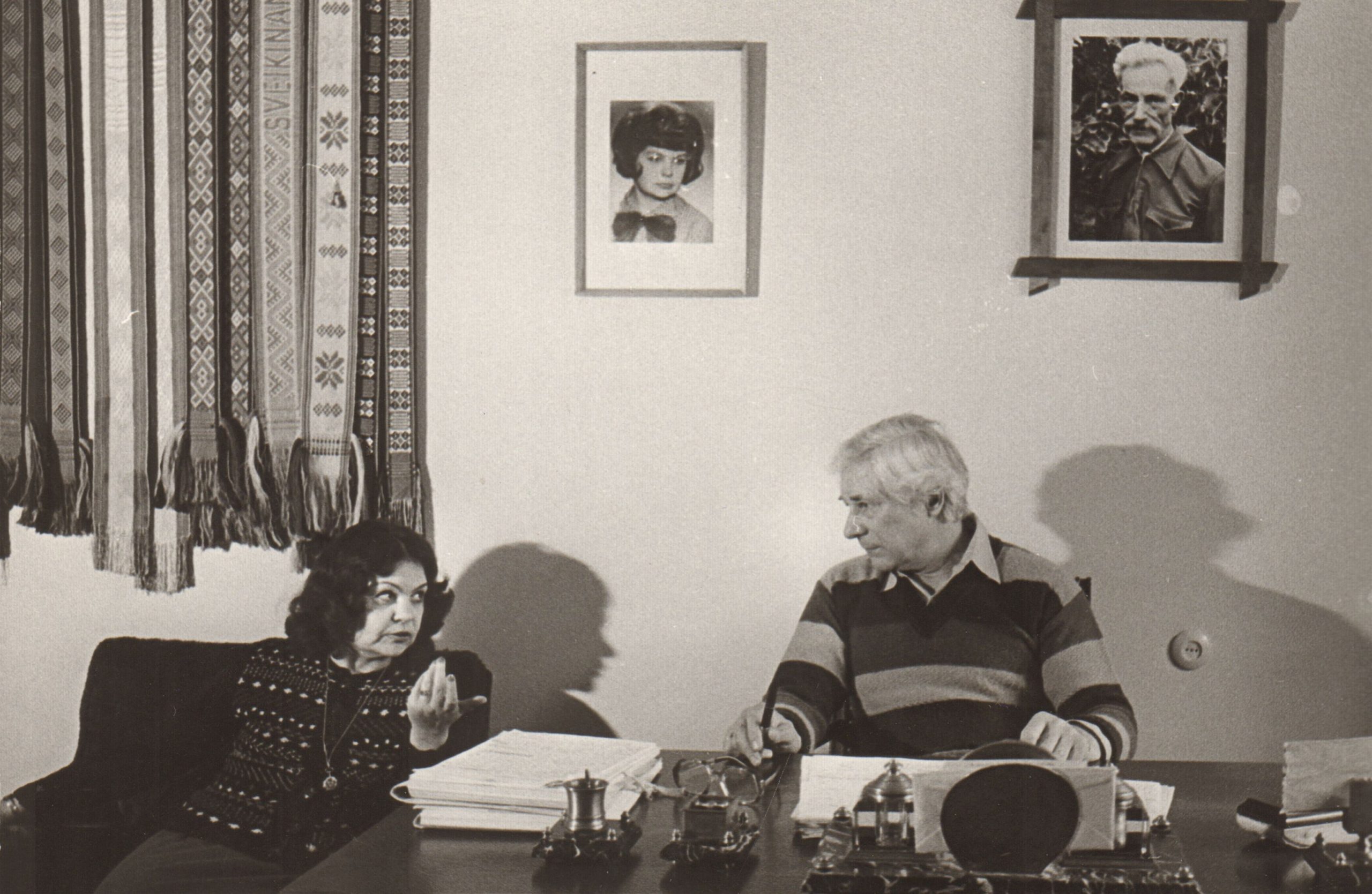 J. ir I. Avyžiai. Virš rašytojo galvos – tėvo Kazimiero Avižiaus portretas.  Vilnius, 1982 m. kovas. A. Žižiūno nuotrauka. MLLM 76022