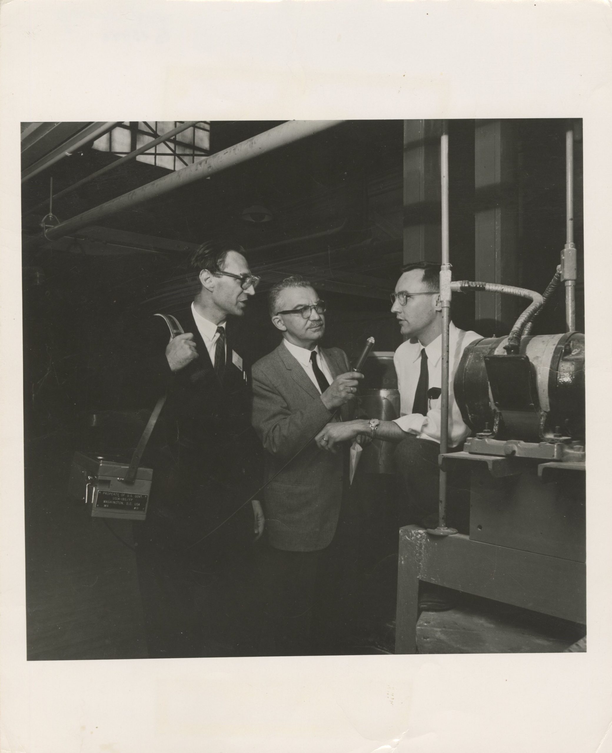 J. Blekaitis (iš kairės) su M. Voznickiu ima interviu iš R. Carlson. Apie 1970 m.