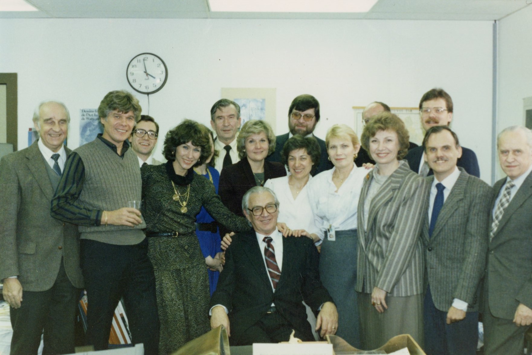 J. Blekaitis (sėdi centre) su „Amerikos balso“ kolektyvu. Vašingtonas, 1987 m.