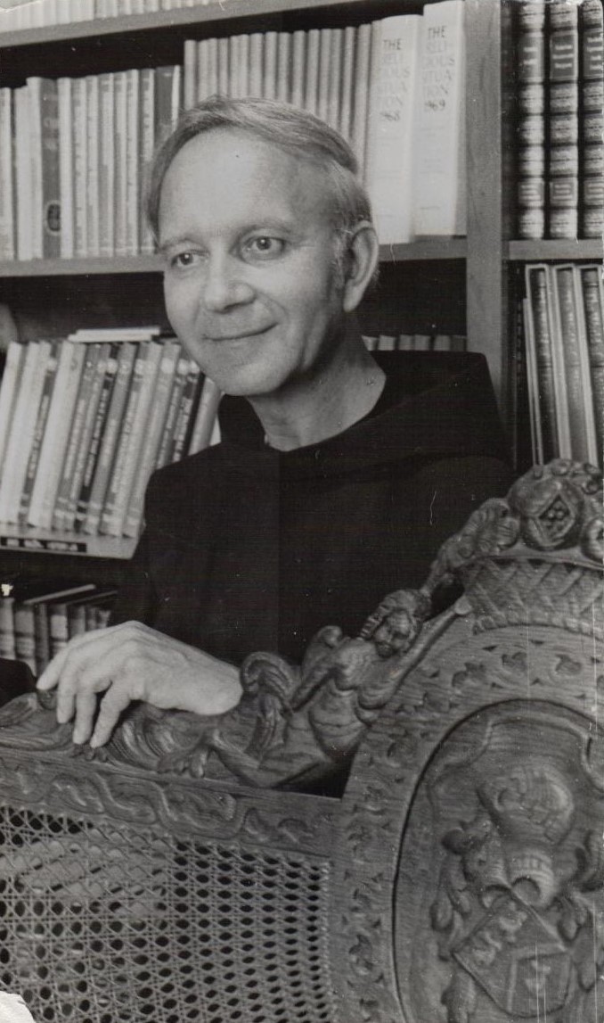 L. Andriekus Kennebunkporto vienuolyne 1976 m. Nuotrauka – V. Maželio. Kitoje pusėje – dedikacija Antanui ir Joanai Vaičiulaičiams