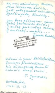 L. Andriekus Kennebunkporto vienuolyne 1976 m. Nuotrauka – V. Maželio. Kitoje pusėje – dedikacija Antanui ir Joanai Vaičiulaičiams