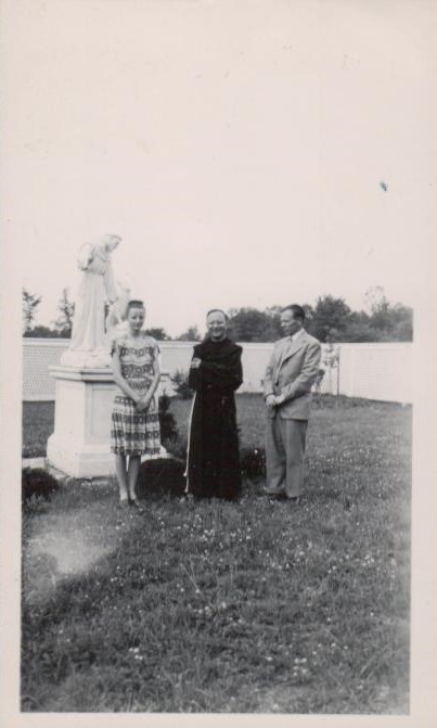 L. Andriekus (viduryje) su Aldona ir Jonu Aisčiais pranciškonų vienuolyne Greene. Apie 1947 m.