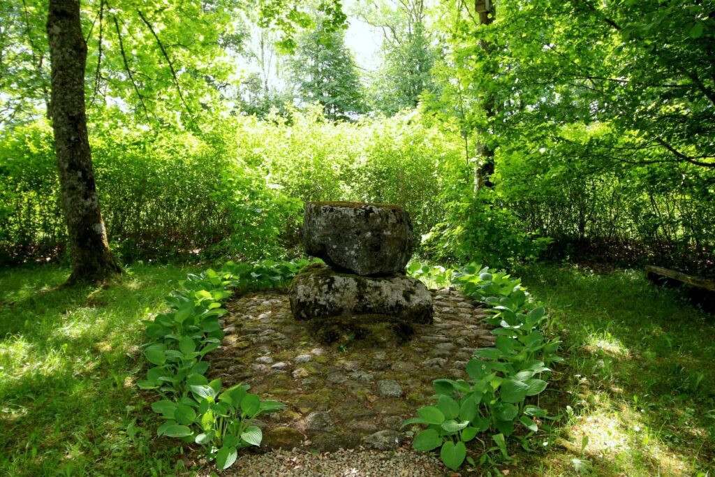 Akmeninis stalas Paragių dvaro kieme, prie kurio vasaromis rašydavo seserys Sofija ir Marija Ivanauskaitės. 2016 m. Nuotrauka Z. Baltrušio. MLLM122007