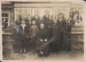 Sedoje apie 1928 m. L. Andriekus – stovi šalia kunigo antras iš kairės