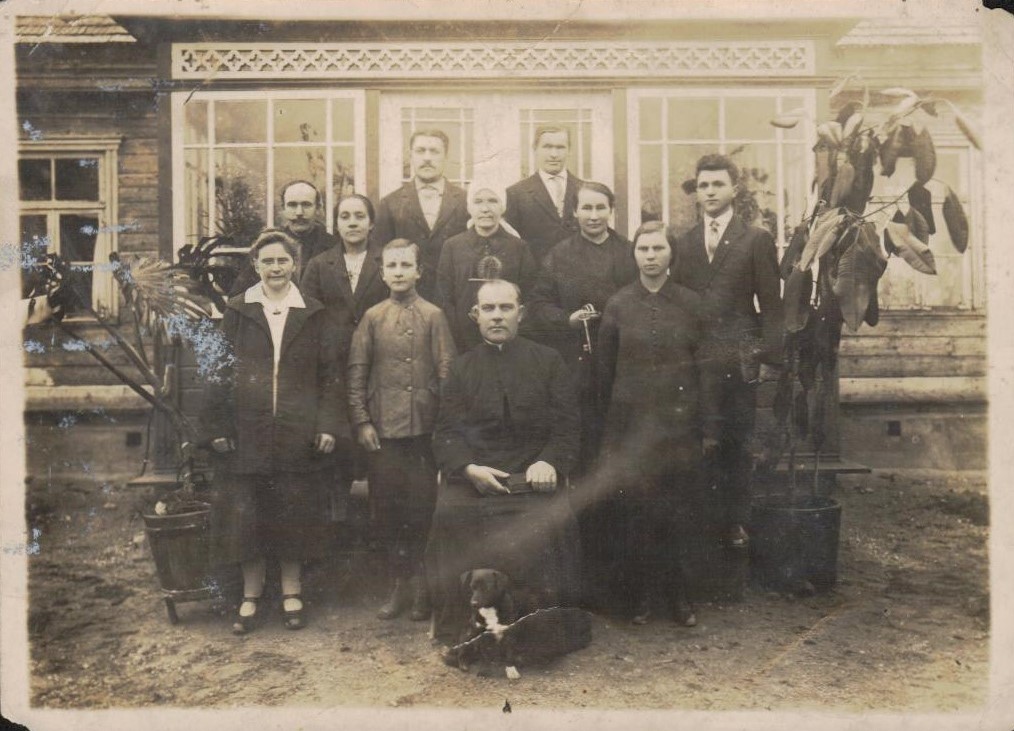 Sedoje apie 1928 m. L. Andriekus – stovi šalia kunigo antras iš kairės