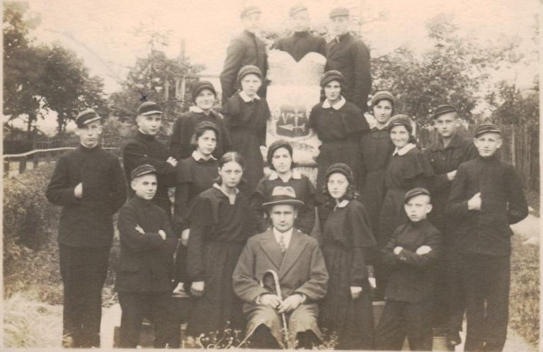 Sedos vidurinės mokyklos mokiniai su mokytoju 1932 m. L. Andriekus – antroje eilėje antras iš kairės