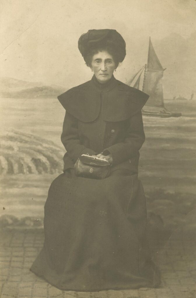 Rašytojų Marijos ir Sofijos Ivanauskaičių, pasirašinėjusių Lazdynų Pelėdos slapyvardžiu, mama Karolina Ivanauskienė. Apie 1912 m. MLLM28574