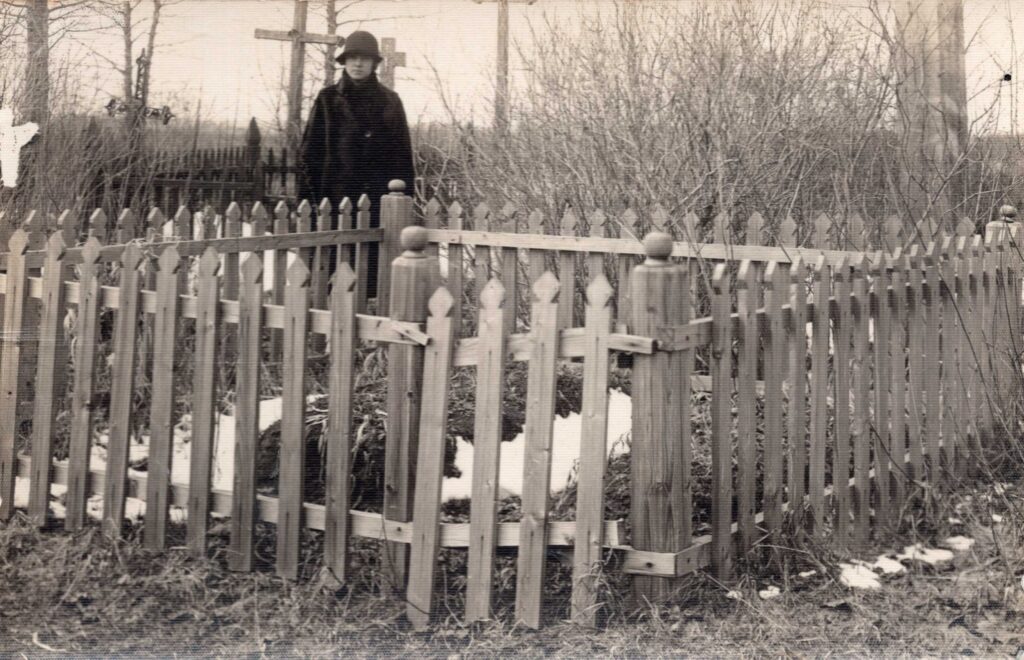 M. Lastauskienės dukra Stasė Matulienė prie S. Pšibiliauskienės kapo Tryškių (Telšių r.) kapinėse. Telšiai. 1930 m. Nuotrauka „Foto-salono V. Sabselban“. MLLM 26149