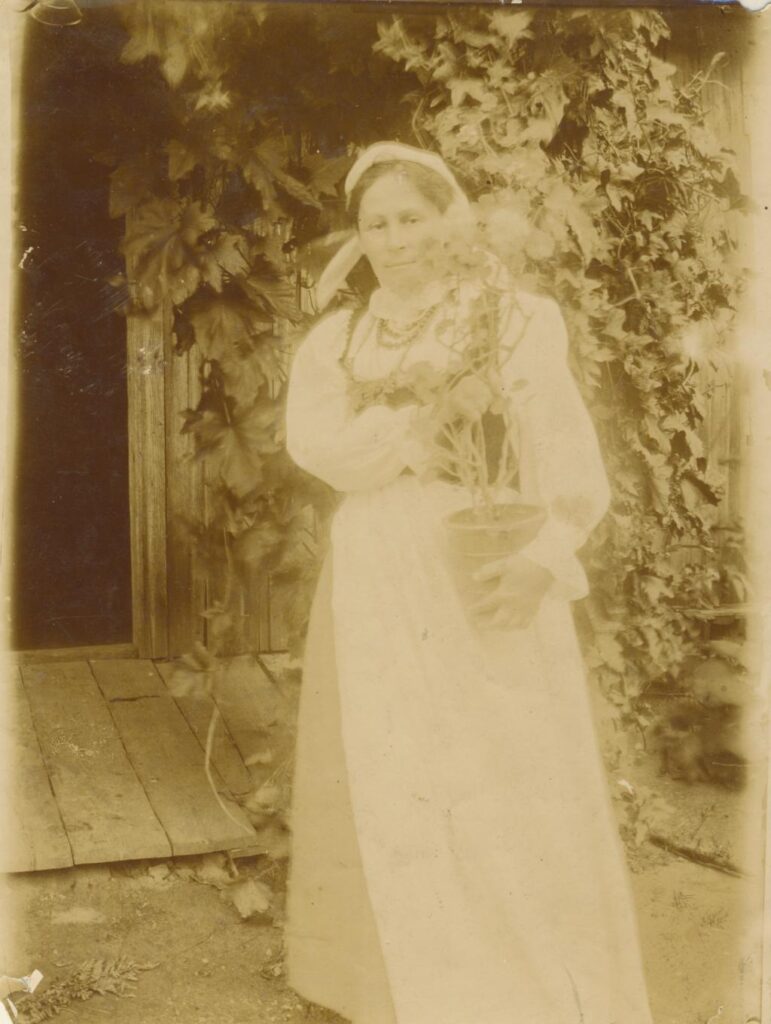 Sofija Ivanauskaitė-Pšibiliauskienė Paragių dvare. Apie 1910 m. MLLM22616