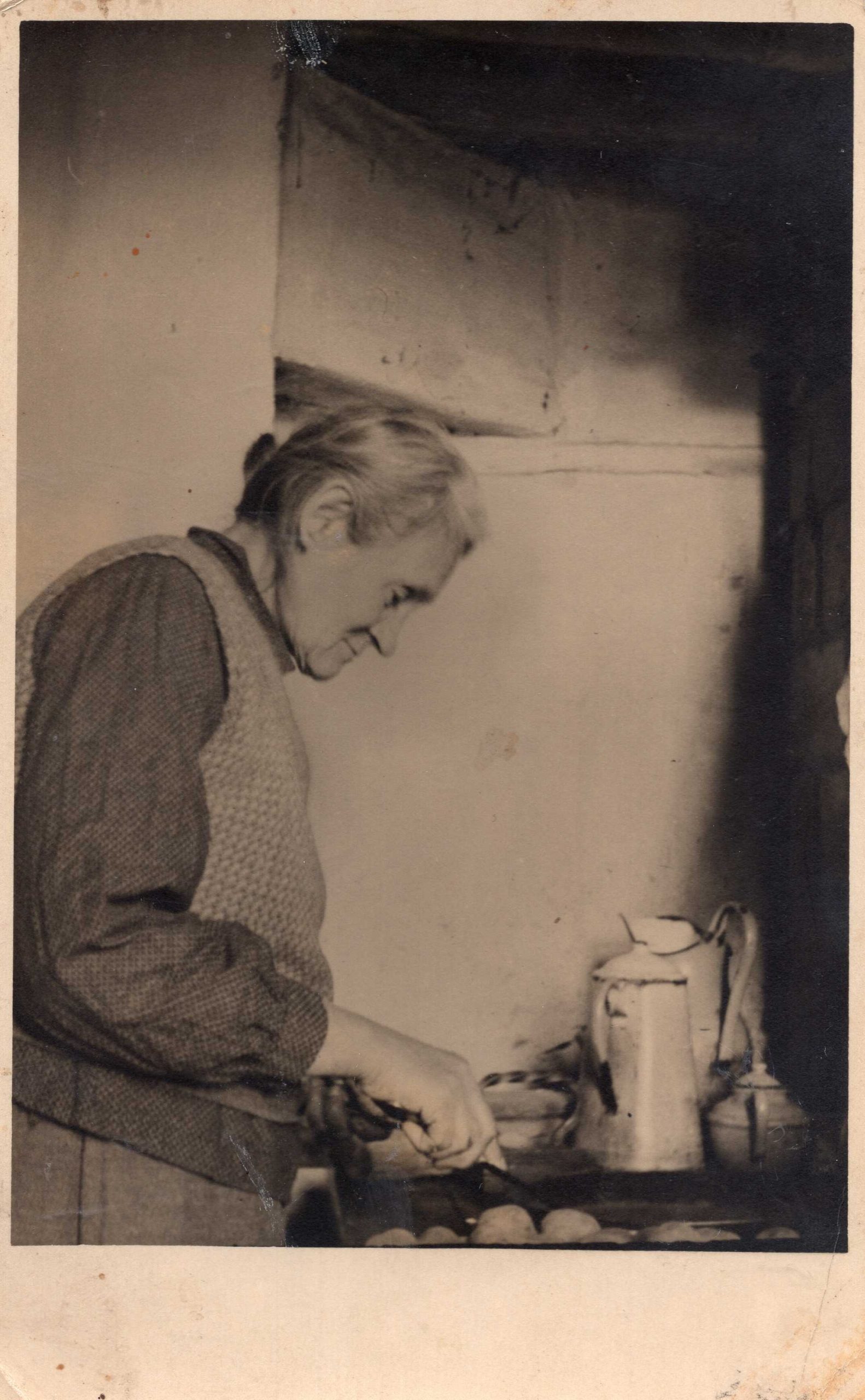 M. Lastauskienė gamina maistą savo bute Kaune, Putvinskio g. Kaune rašytoja gyveno 1936–1941  ir 1948–1957 m. Nuotrauka A. Taujenio. MLLM 92807