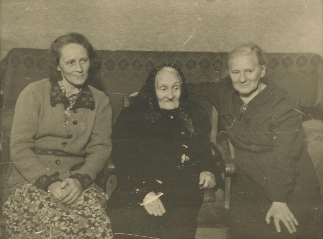 M. Lastauskienė su dukromis Ona ir Stase. Kaunas. Apie 1955 m. MLLM 28573