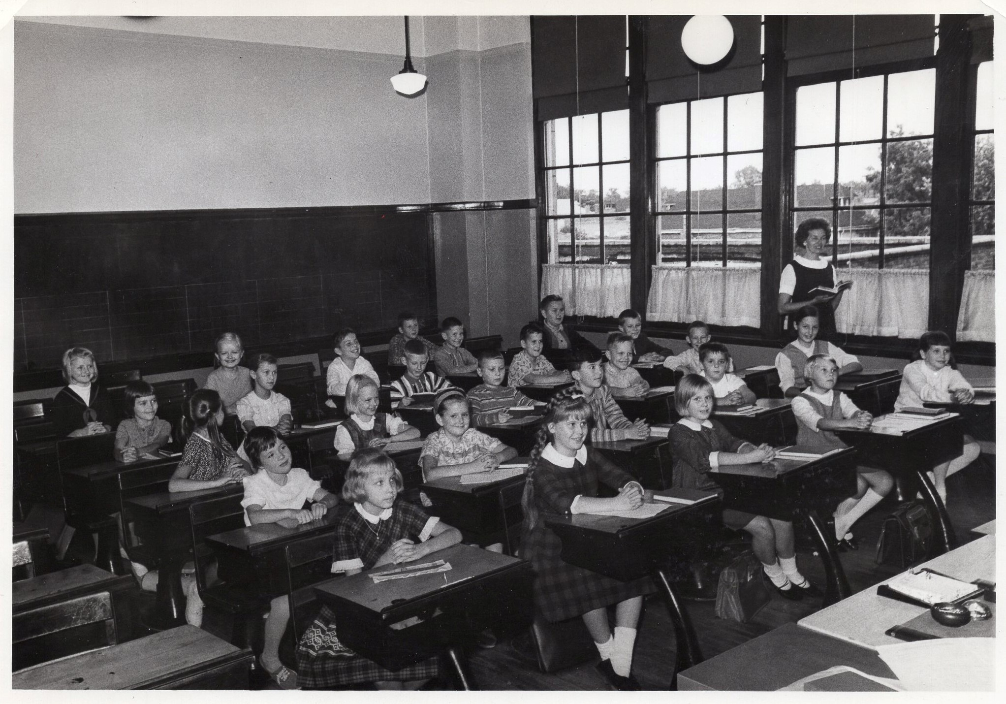 D. Bindokienė klasėje su mokiniais. Čikaga, 1966 m. V. Noreikos nuotrauka. MLLM_116308-9