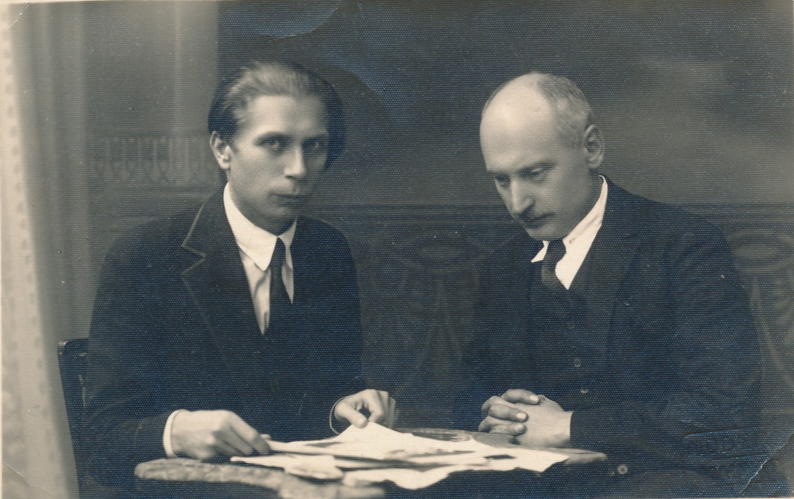 P. Vaičiūnas ir A. Vienuolis Kaune. 1927 m. „Modern“ nuotrauka. MLLM 116770