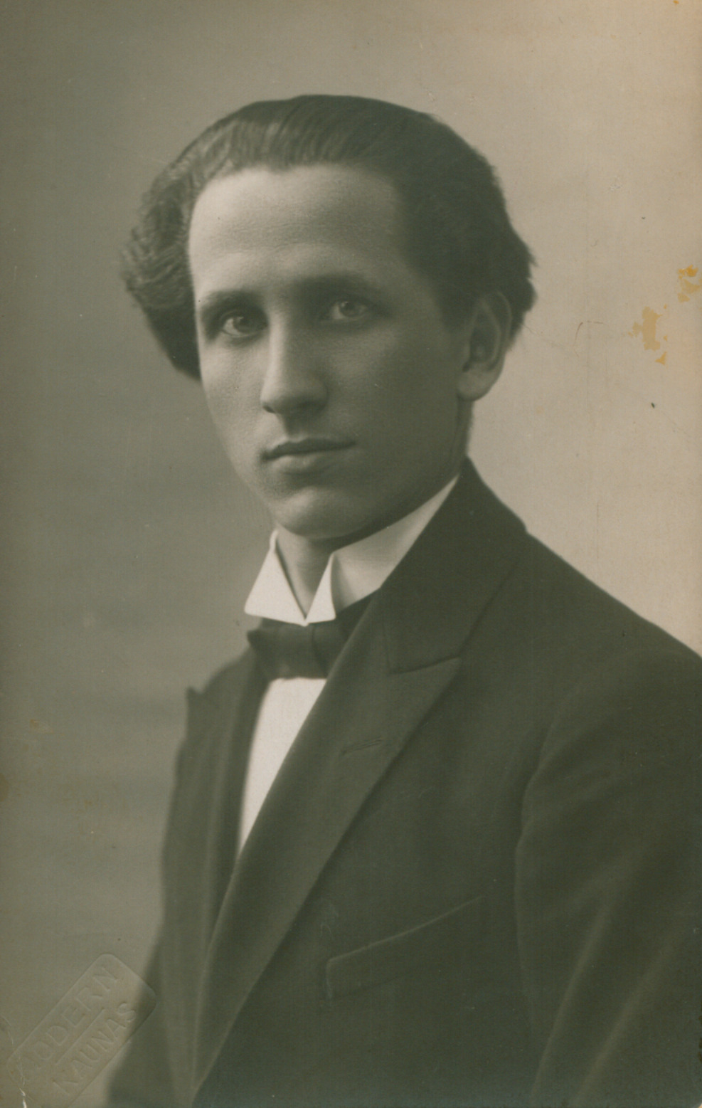 Pranas Lembertas 1923 m. Kaune. Fotoateljė „Modern“