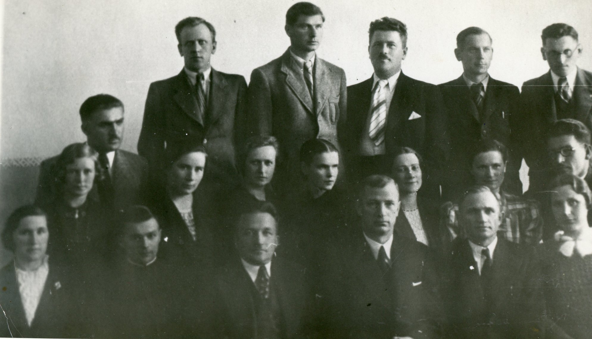 Joniškio gimnazijos mokytojai. 1937 m. J. Tininis – antroje eilėje pirmas iš dešinės. RKMA, B. 180-18/1384