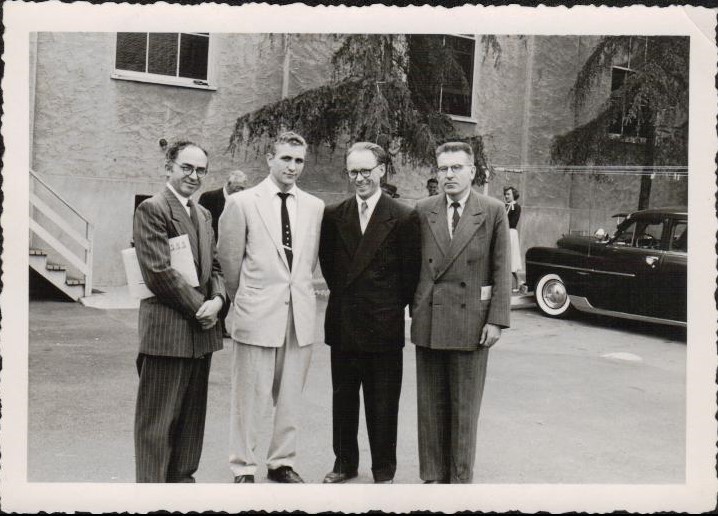 Los Andželo bažnyčios šventoriuje 1955 m. spalio 16 d. Iš kairės B. Brazdžionis, D. Brazdžionis, J. Kojelis, J. Tininis. Fotografas L. Briedis. BBR11308