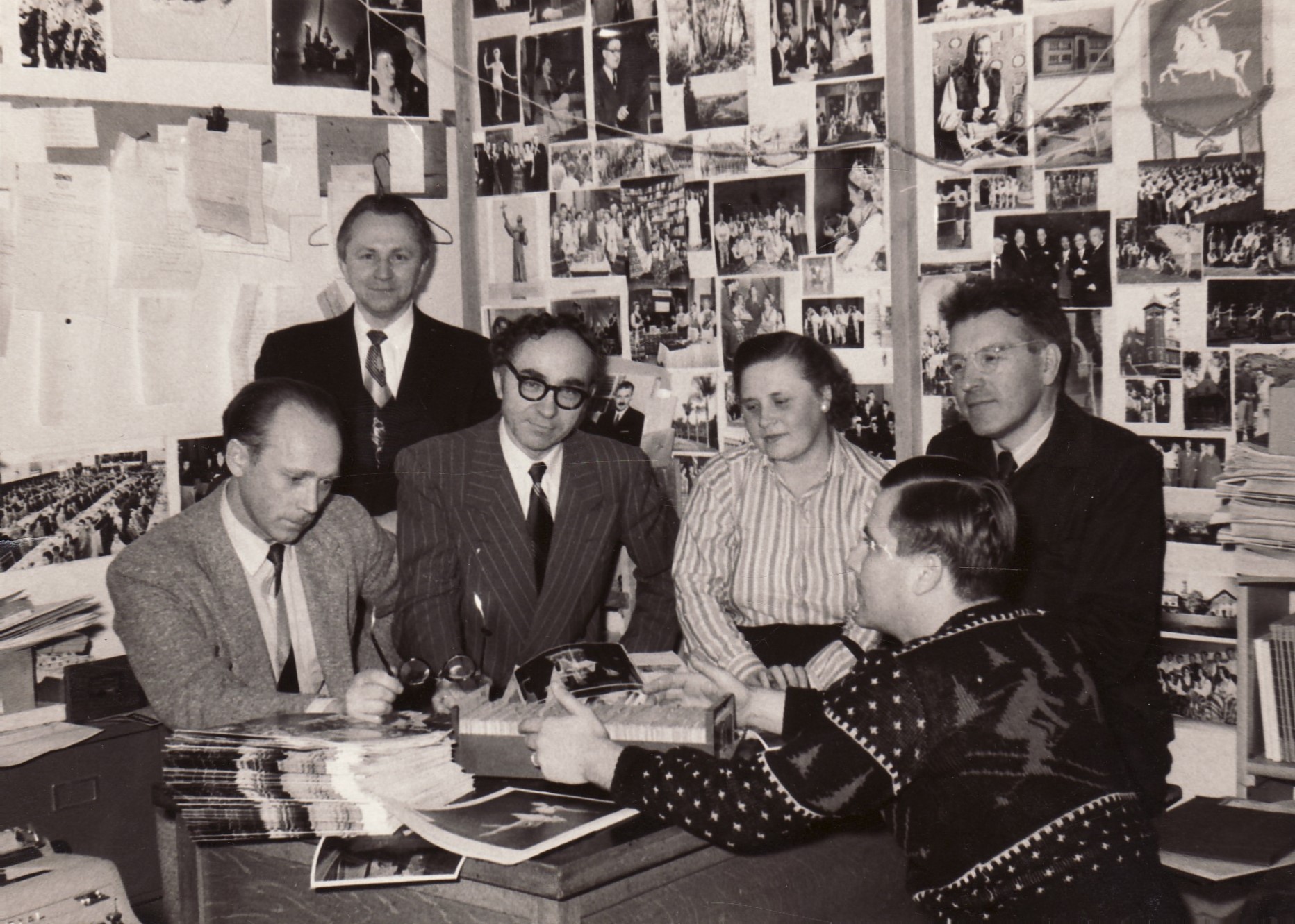 Žurnalo „Lietuvių dienos“ redakcinė kolegija 1956 m. sausio 20 d. Iš kairės J. Kojelis, A, Skirius, B. Brazdžionis, E. Tumienė, J. Tininis, M. Starkus. BBR10504