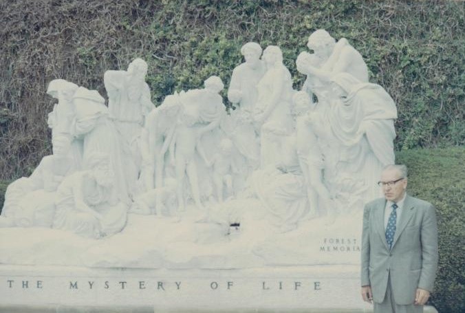 J. Tininis prie pagrindinės Forest Lawn kapinių skulptūros Kalifornijoje 1968 m. BBR10429