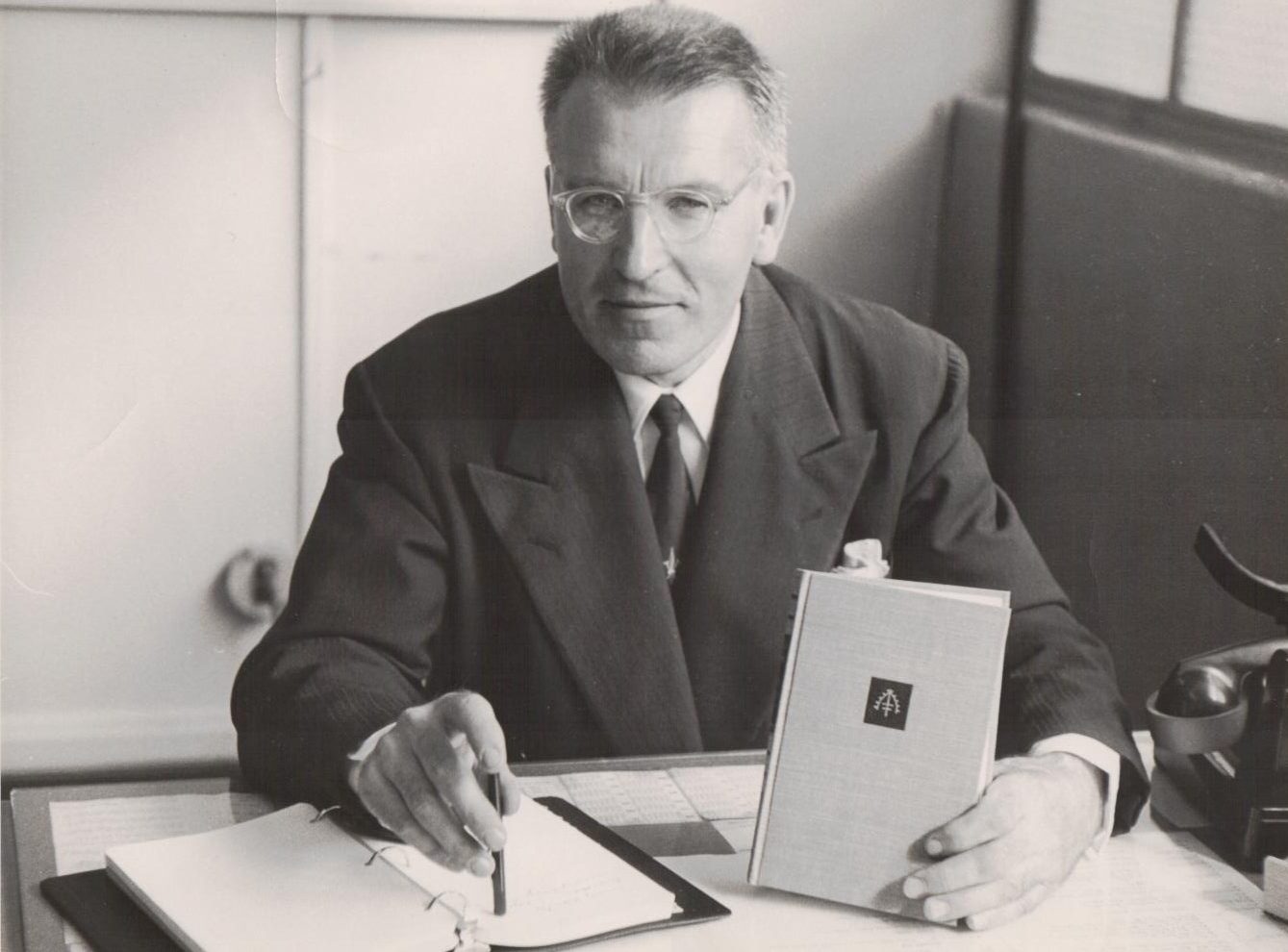J. Tininis prie darbo stalo 1957 m. BBR 10420