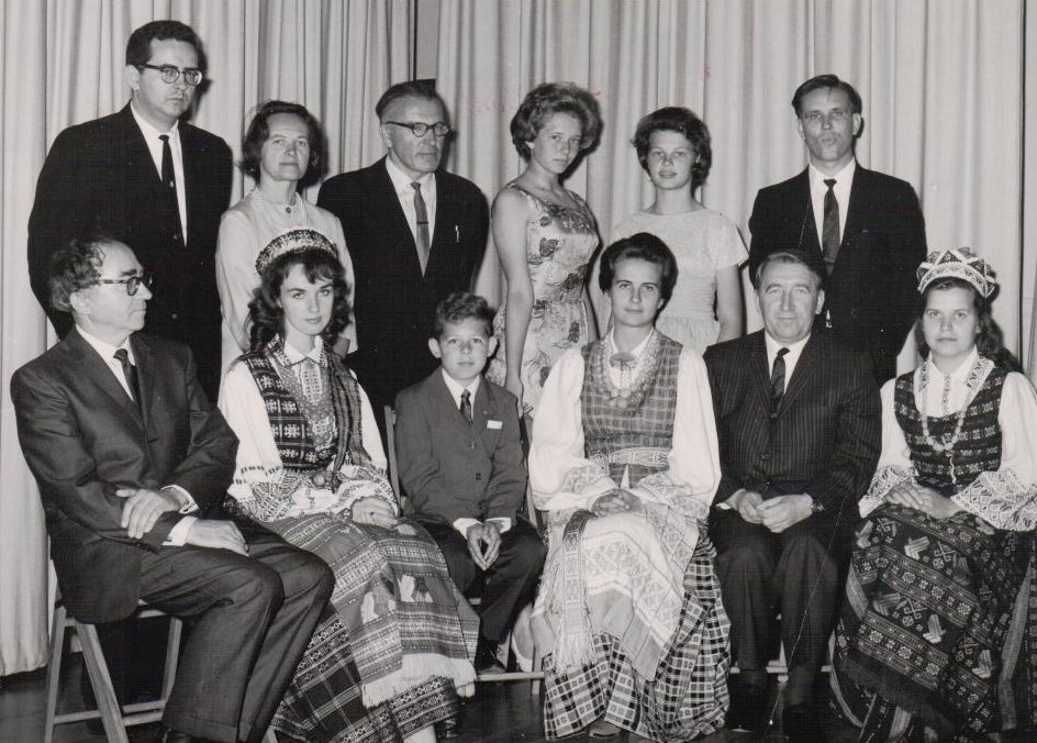 Maironio 100-ųjų gimimo metinių minėjimas Los Andžele 1962.05.27.  J. Tininis stovi trečias iš kairės. Fotografas L. Kančauskas. BBR11983