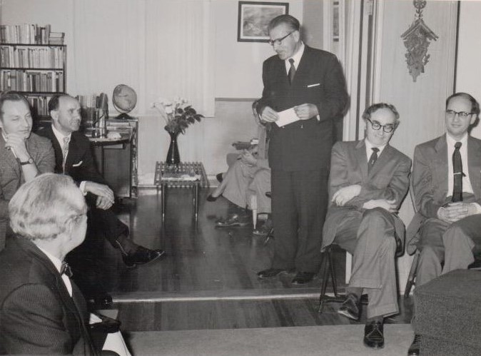 Dailiųjų menų klubo susirinkime 1961 m. Iš kairės: J. Švaistas, A. Gricius, J. Mitkus, J. Tininis (stovi), B. Brazdžionis,  A. Gustaitis.  BBR10430