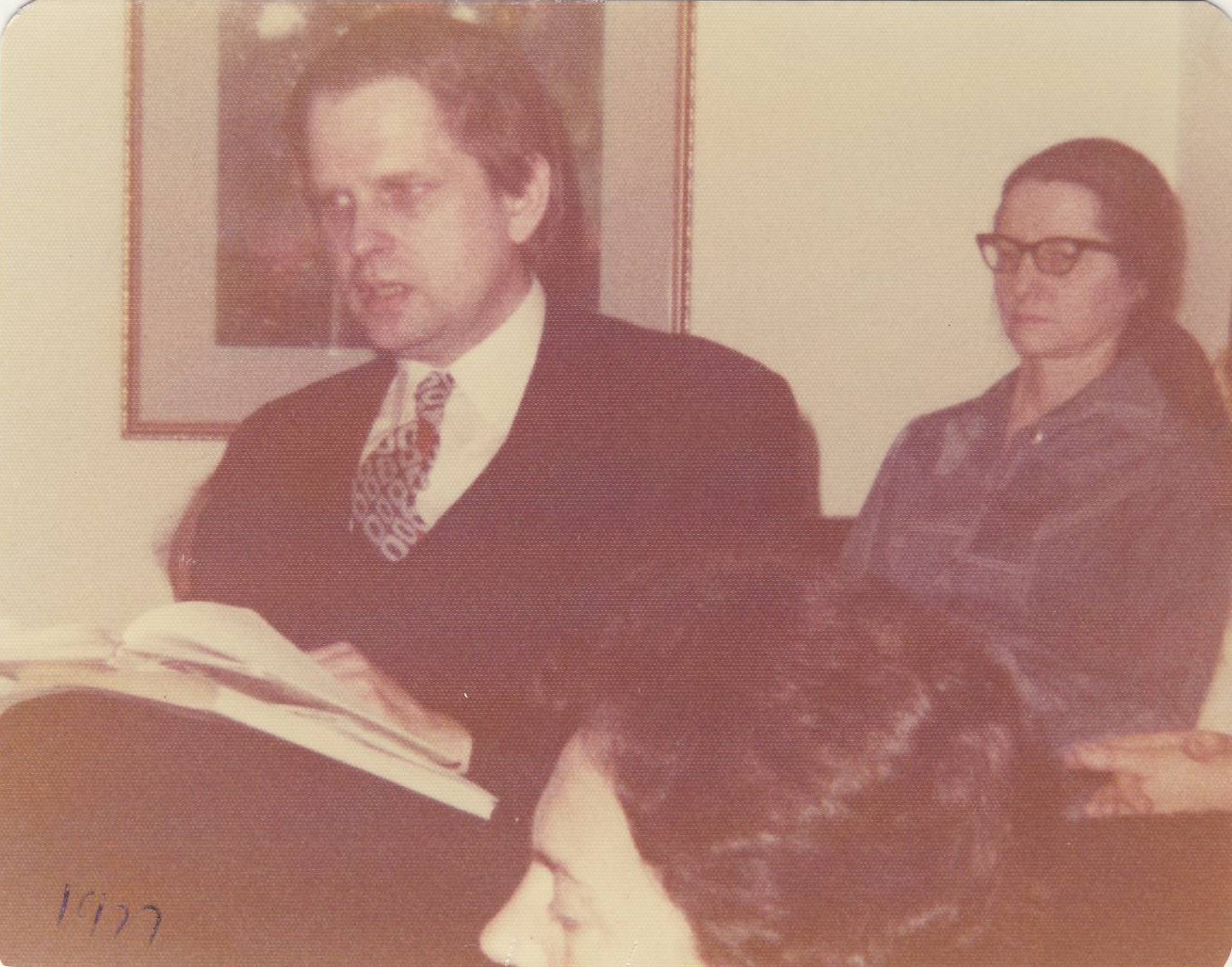 T. Venclova skaito savo eilėraščius pas Vasaičius namuose. Gale – A. Aistienė. JAV, 1977 m. MLLM 58014