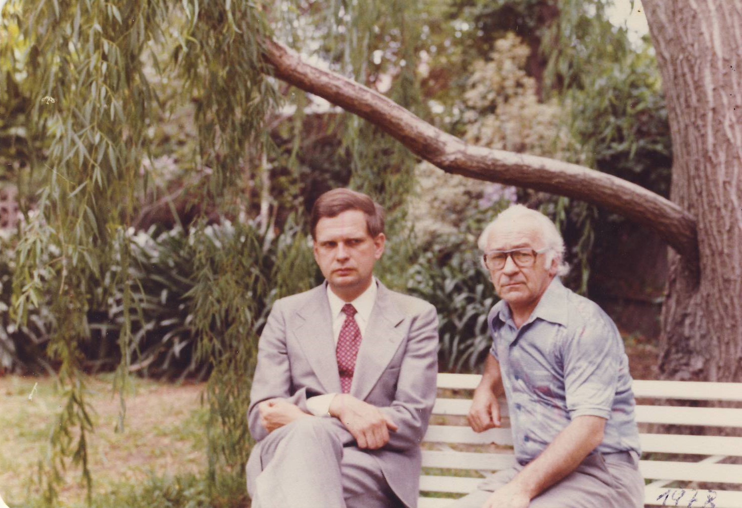 T. Venclova ir V. Kazokas „Kazokynės“ kieme. Sidnėjus, 1978 m. MLLM 100745