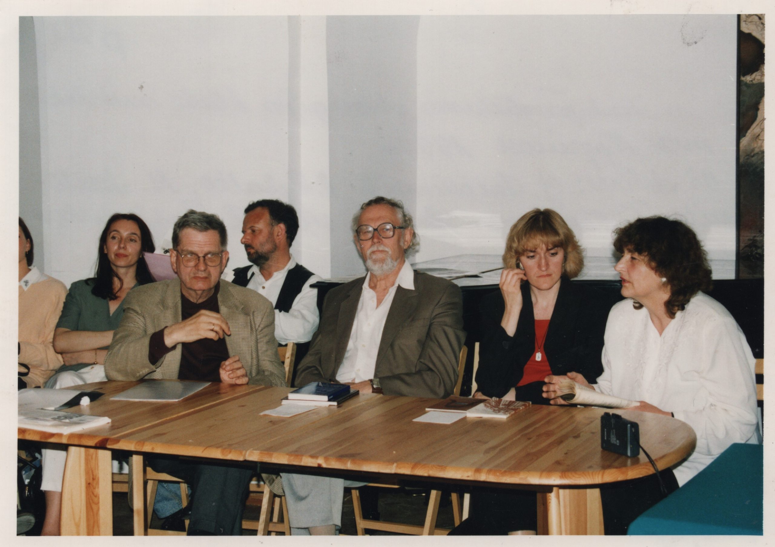 Lenkijos-Lietuvos draugijos klubo susirinkimas. M. Martinaitis, J. Vaičiūnaitė, T. Venclova ir kt. Vygriai, 1997 m. birželis. MLLM P54717