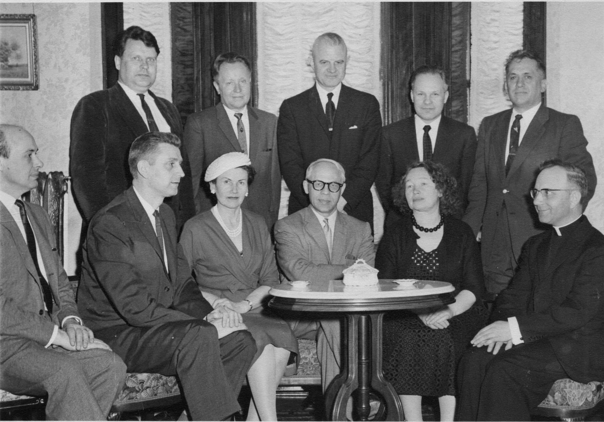 LRD JAV valdyba Niujorke, 1958 m. J. Tysliava stovi centre. MLLM 108420