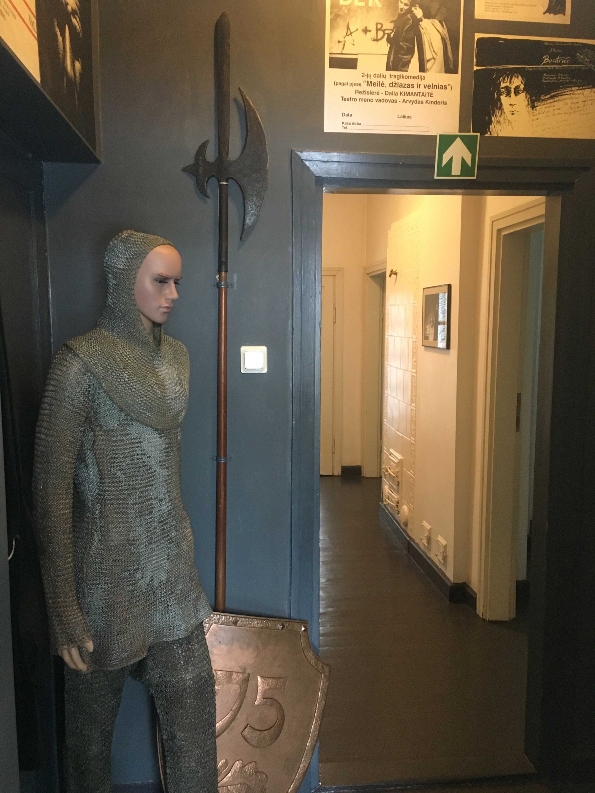 Alebarda prie kostiumo iš filmo „Herkus Mantas“ (1972) ir skydo koridoriuje