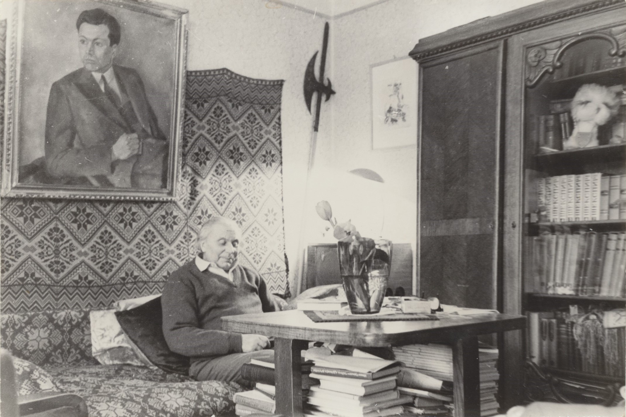 J. Grušas savo darbo kabinete, kampe matyti alebarda. Domo Kauno nuotrauka. 1976 m. balandis,