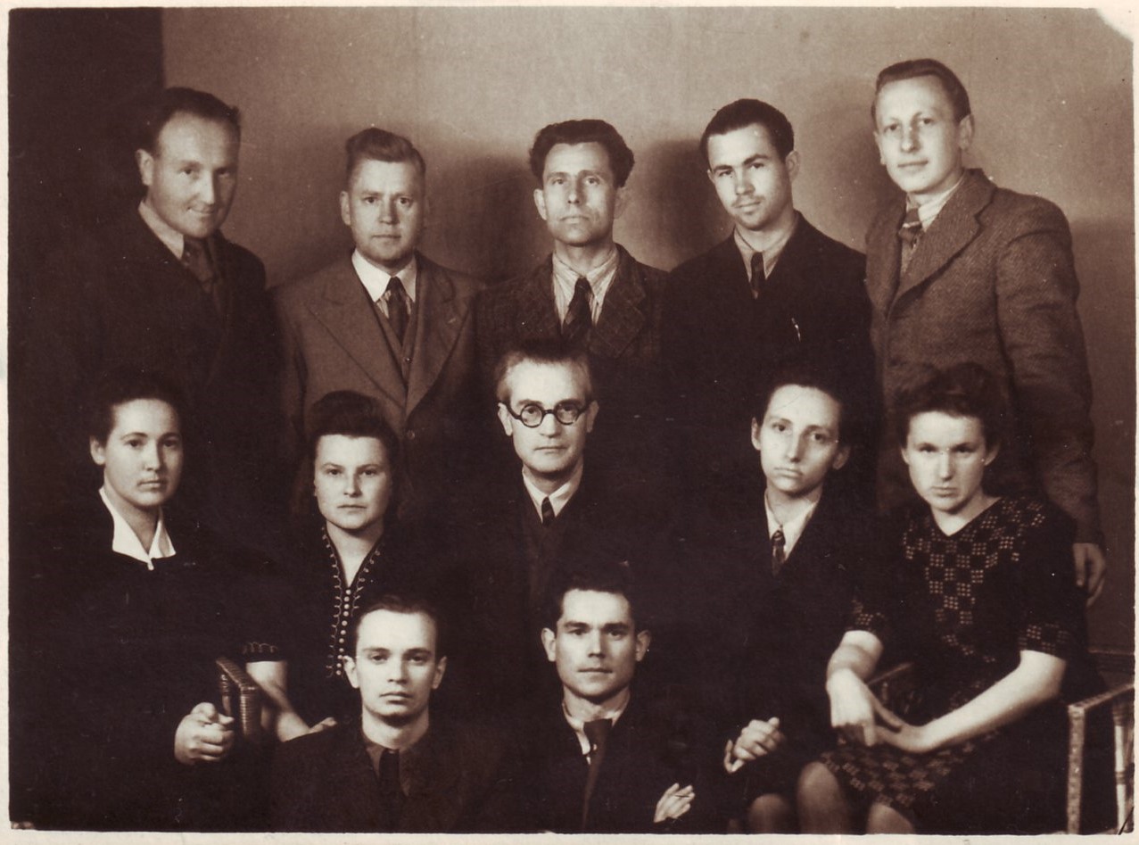 Vilniaus universiteto studentai lituanistai su profesoriumi V. Mykolaičiu-Putinu (centre) 1945 m. V. Zaborskaitė sėdi antra iš dešinės. Iš V. Stonytės asmeninio archyvo