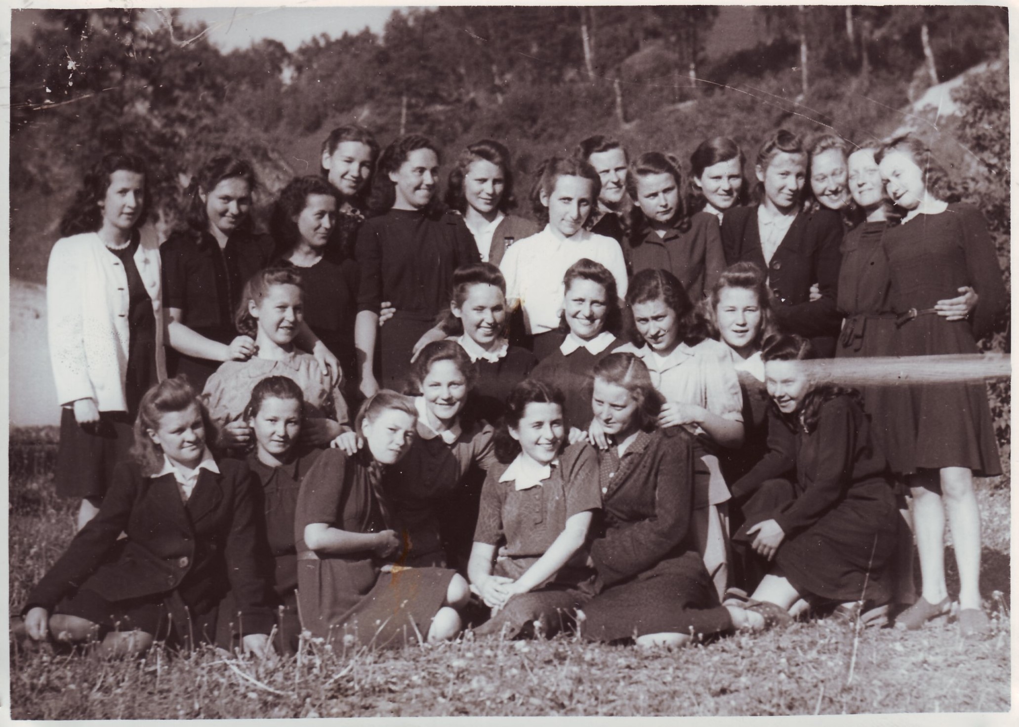 V. Zaborskaitė (stovi centre) su Vilniaus S. Nėries gimnazijos 8 klasės auklėtinėmis 1945–1946 m. Iš V. Stonytės asmeninio archyvo