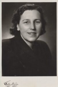 I. Simonaitytė. Kaunas, fotoateljė „Dailė“, apie 1950 m.