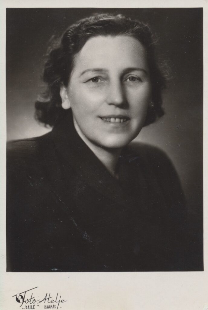 I. Simonaitytė. Kaunas, fotoateljė „Dailė“, apie 1950 m.