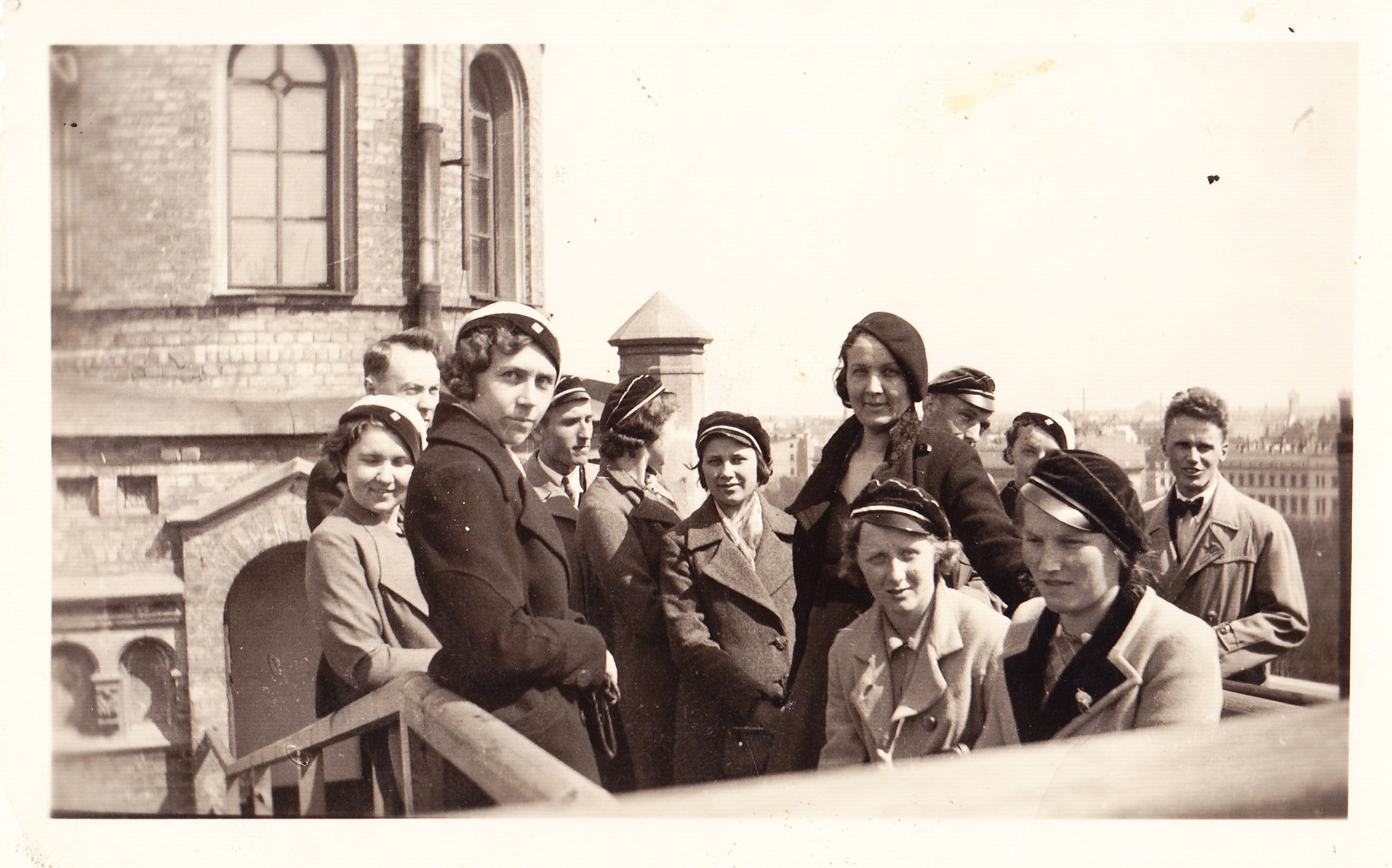 „Šatrijos“ draugijos nariai su Č. Grincevičium (stovi centre) ekskursijoje. MLLM 42644