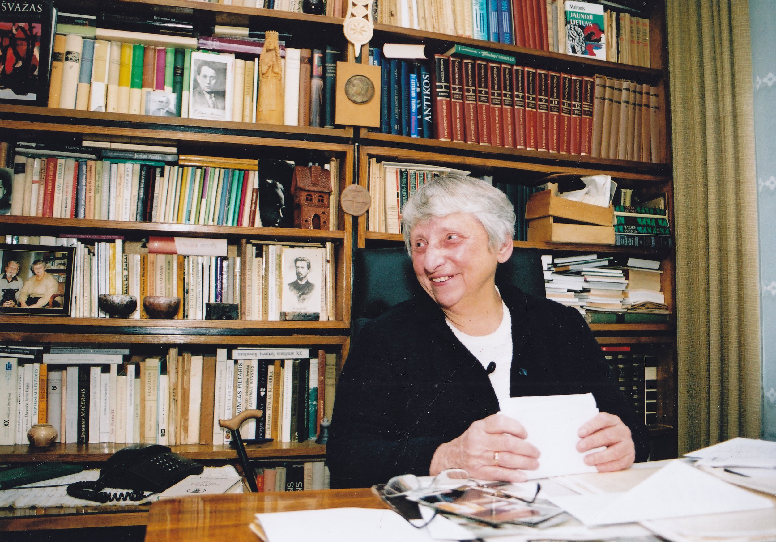 V. Zaborskaitė savo darbo kabinete Vilniuje 2002 m. Fotografas Z. Baltrušis. MLLM 77927/F1 10465