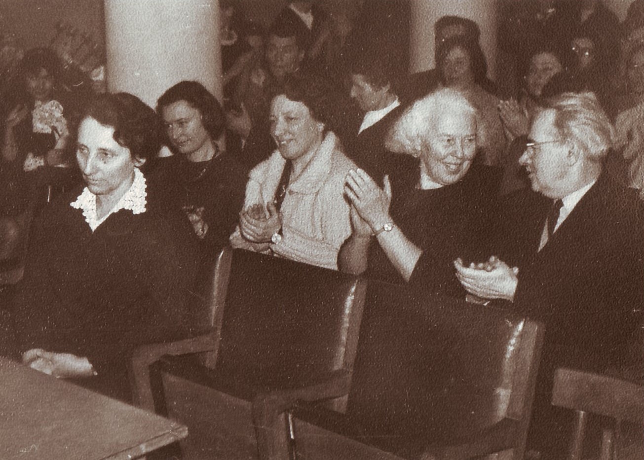 Daktaro disertacijos „Maironis“ gynimas 1969 m. vasario 11 d. Iš kairės: V. Zaborskaitė, I. Kostkevičiūtė, A. Rabačiauskaitė, M. Lukšienė, K. Lukša. Iš V. Stonytės asmeninio archyvo