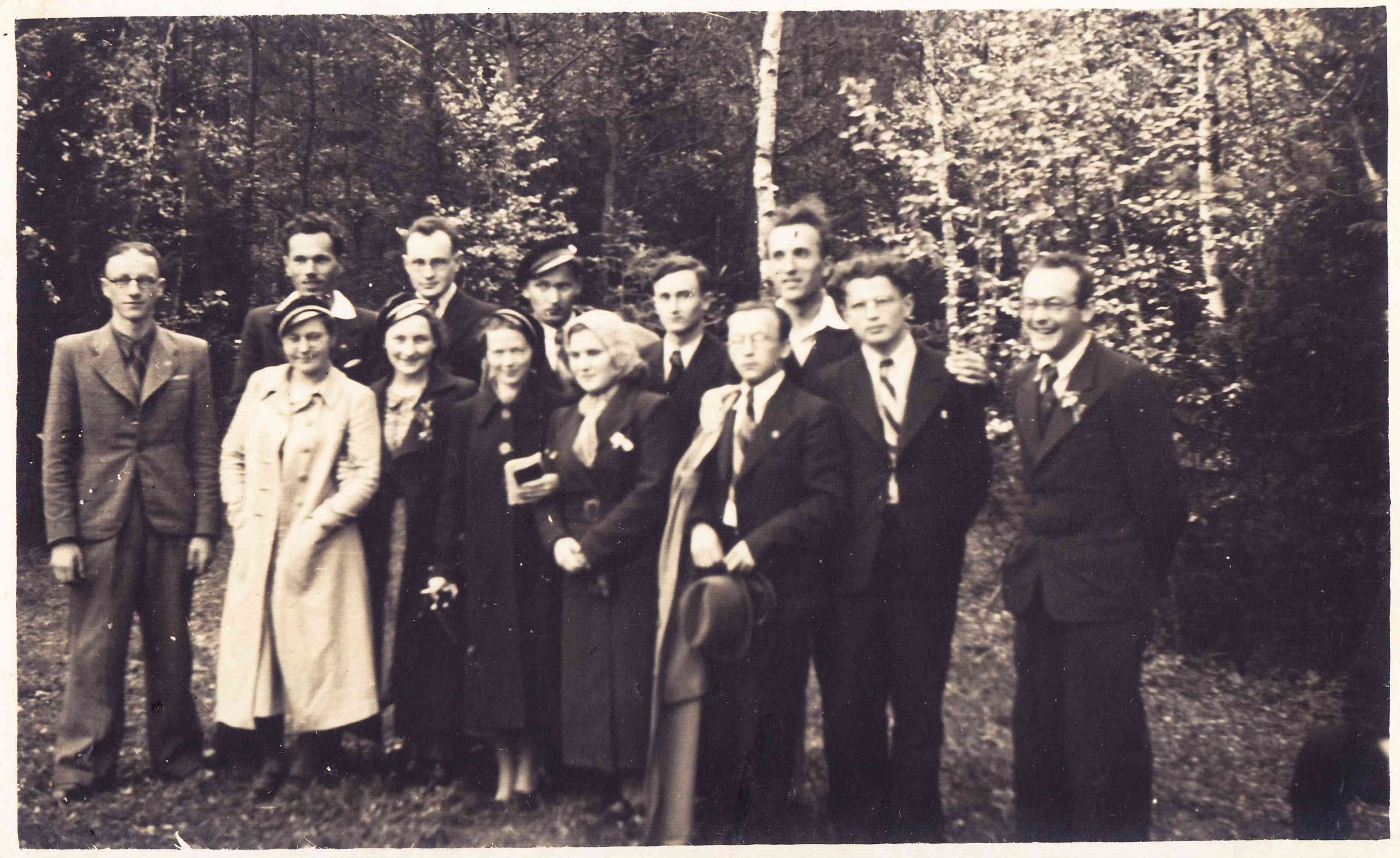 Šatrijiečiai. 1939 m. Pirmas iš kairės B. Krivickas, antras A. Strabulis; antras iš dešinės – M. Indriliūnas, V. Kazokas, Č. Grincevičius ir kt. MLLM 59205